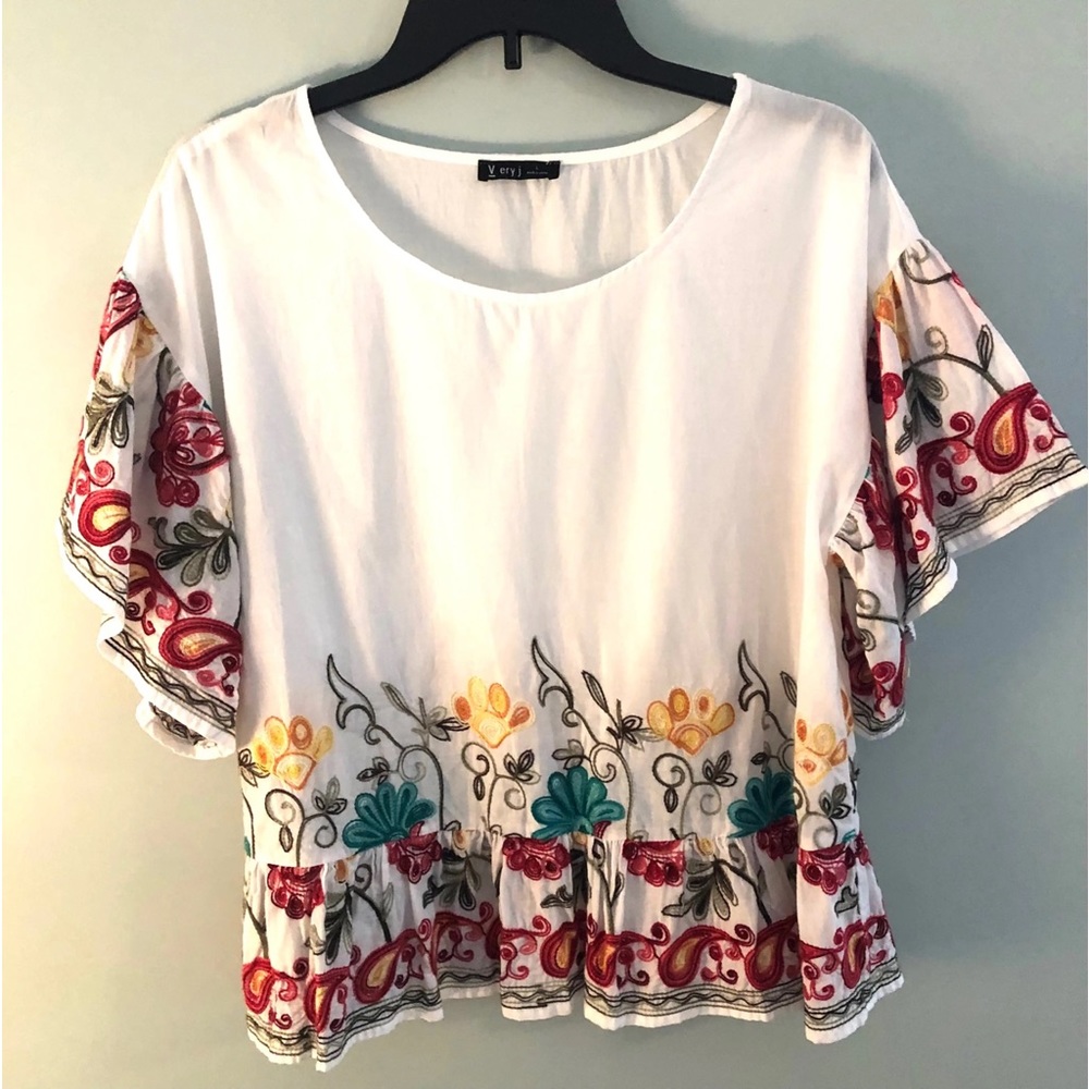 Very J Boutique White Flower Blouse.Size Small. Worn once. Great Condition!!